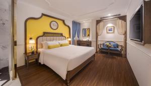 Ένα ή περισσότερα κρεβάτια σε δωμάτιο στο Hanoi Tirant Hotel