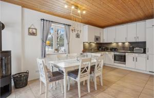 Nhà bếp/bếp nhỏ tại Ferienhaus 44 Altefähr
