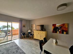 salon ze stołem i jadalnią w obiekcie Casa de Dolores w mieście Estepona