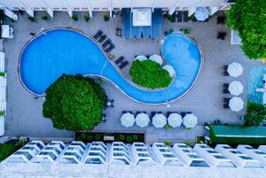パタヤ・セントラルにあるThe Bayview Hotel Pattayaの木々や茂みのあるプールの上から見渡せる
