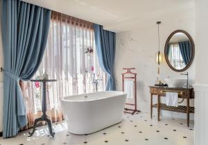 Ένα μπάνιο στο Hanoi Tirant Hotel