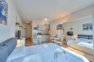 a living room with a bed and a kitchen at Apartments Gelsomino, Orchidea and Magnolia in Castagnola