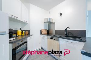 Η κουζίνα ή μικρή κουζίνα στο Friends and Family by Plaza proche Disneyland Paris