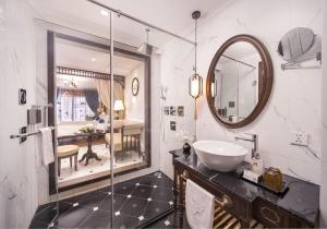 Ένα μπάνιο στο Hanoi Tirant Hotel