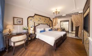 Ένα ή περισσότερα κρεβάτια σε δωμάτιο στο Hanoi Tirant Hotel