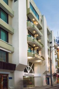 un edificio con balcones en un lateral en Hotel Podocarpus, en Loja