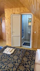 Koupelna v ubytování Яблучко + 31 fotografií