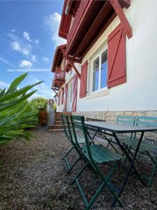 バイヨンヌにあるAuberge Bayoの家の前の椅子