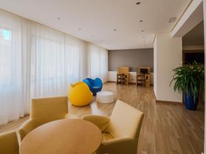 Ein Sitzbereich in der Unterkunft Hotel Santa Maria Playa