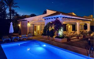 ein Haus mit einem Swimmingpool vor dem Haus in der Unterkunft 4 Bedroom Gorgeous Home In Orihuela in Orihuela