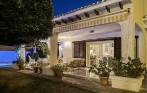 ein Haus mit einer Veranda mit Topfpflanzen darauf in der Unterkunft 4 Bedroom Gorgeous Home In Orihuela in Orihuela + 14 Fotos