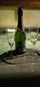 Nápoje v ubytování Maison Plus Belle La Nuit avec jacuzzi privé + 20 fotografií