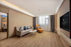TV a/nebo společenská místnost v ubytování Landis Hotel