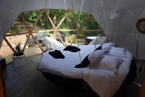 a room with a bed in a tent at Lo Rey du Lac in Soorts-Hossegor