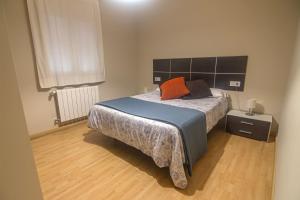 Ένα ή περισσότερα κρεβάτια σε δωμάτιο στο Apartamentos Turísticos Domus Aquae +49 φωτογραφίες