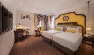 Ένα ή περισσότερα κρεβάτια σε δωμάτιο στο Hanoi Tirant Hotel