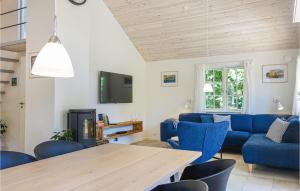 TV a/nebo společenská místnost v ubytování Stunning Home In Aakirkeby With Wifi
