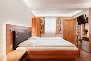 Postel nebo postele na pokoji v ubytování Hotel Gratz Großarl