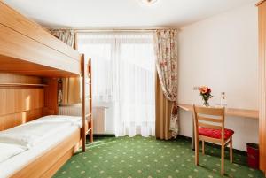 Postel nebo postele na pokoji v ubytování Hotel Gratz Großarl