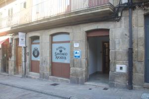 budynek na ulicy miejskiej z napisem w obiekcie Albergue Parroquial Santiago Apostol de Redondela w mieście Redondela