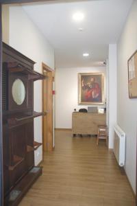 korytarz z pokojem z obrazem na ścianie w obiekcie Albergue Parroquial Santiago Apostol de Redondela w mieście Redondela