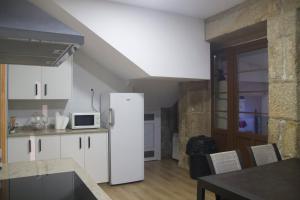 Kuchnia lub aneks kuchenny w obiekcie Albergue Parroquial Santiago Apostol de Redondela