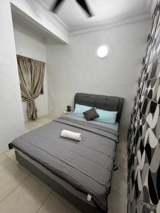 a bedroom with a bed with two towels on it at D23 Homestay Bandar Baru Bangi, Selangor in Bandar Baru Bangi