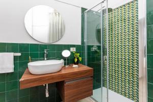 un baño con lavabo y ducha en Forti Luna, en Catania