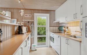 O bucătărie sau chicinetă la Holiday Home Slunden Fanø Denm