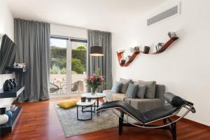 una sala de estar con un sofá y una silla en Serena Calm Pool House, en Atenas