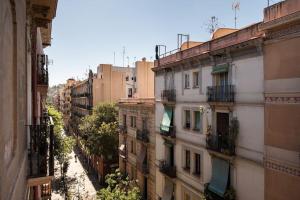 une vue sur une allée entre les bâtiments dans l'établissement Moderno y auténtico en el corazón de Poble Sec, à Barcelone