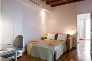 - une chambre avec un lit et des serviettes orange dans l'établissement Moderno y auténtico en el corazón de Poble Sec, à Barcelone