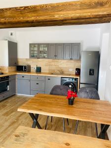 eine Küche mit einem Holztisch und zwei Stühlen in der Unterkunft Stone Apartment with sauna Sinaia in Sinaia