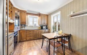 Dapur atau dapur kecil di Cozy Home In Vanse With Kitchen