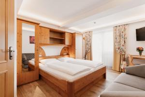 Postel nebo postele na pokoji v ubytování Hotel Gratz Großarl