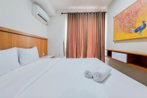 Ένα ή περισσότερα κρεβάτια σε δωμάτιο στο Great Choice 1BR Apartment Anwa Residence Bintaro By Travelio +12 φωτογραφίες