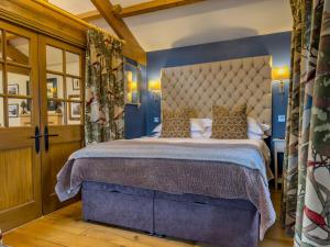 Postel nebo postele na pokoji v ubytování Duke of Portland Boathouse on the shore of Lake Ullswater ideal for a romantic break