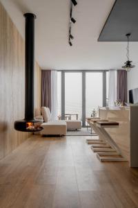 ein Wohnzimmer mit Kamin und Couch in der Unterkunft ICON APARTMENTS in Kopaonik