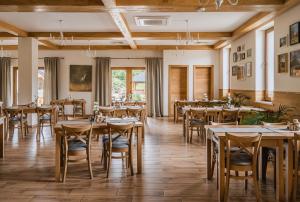 Reštaurácia alebo iné gastronomické zariadenie v ubytovaní Bacówka Polany