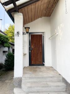 a front door of a house with a wooden door at Möblierte Unterkunft im EFH mit Parkmöglichkeiten in Neulußheim