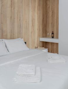 ein Bett mit weißen Laken und Handtüchern darauf in der Unterkunft ICON APARTMENTS in Kopaonik + 31 Fotos