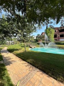 Bazén v ubytování ZEN stays Elegant 2BR Lakeview nebo v jeho okolí
