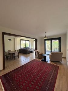 Posezení v ubytování ZEN stays Elegant 2BR Lakeview