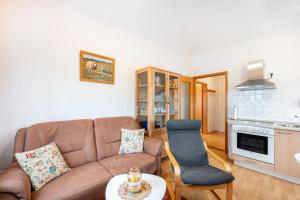 una sala de estar con un sofá y una mesa en Ole Post, en Dagebüll