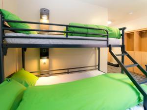 um par de beliches num quarto em YHA Cambridge em Cambridge