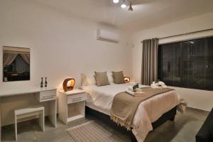 A bed or beds in a room at Finch Nest Még 44 kép