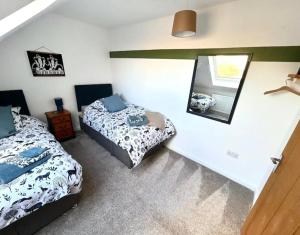 Postel nebo postele na pokoji v ubytování 2 - Badger Sett - Modern home with hot tub in Norfolk