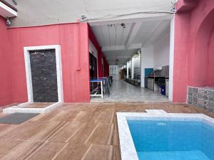 Bazén v ubytování Virawan pool kohlarn วิราวัน พูล รีสอร์ท ที่พักเกาะล้าน nebo v jeho okolí