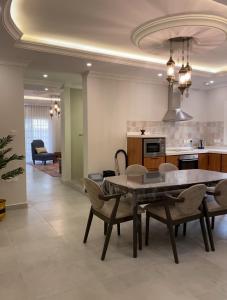 a kitchen and dining room with a table and chairs at شقق بيت العز Bait Alez in Jeddah
