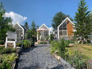 a home with a garden in front of it at Mota Boutique Resort in Ban Nong Song Hong